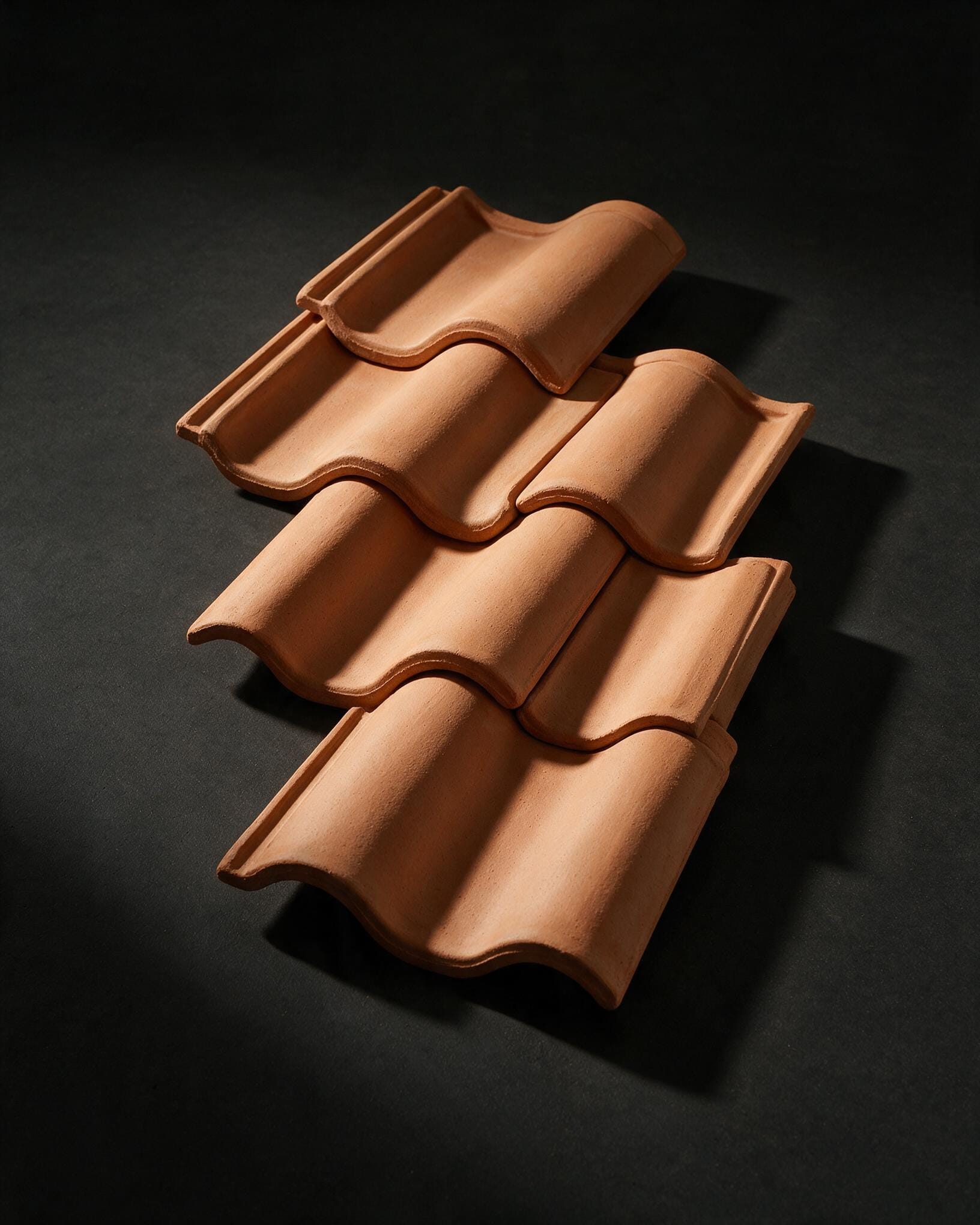 Dachówka ceramiczna w kolorze naturalnej czerwieni, ułożone zakładkowo cztery sztuki